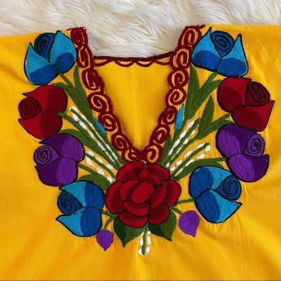 Embroidered Square Cut V-neck Top With Roses - Picture 3 of 8